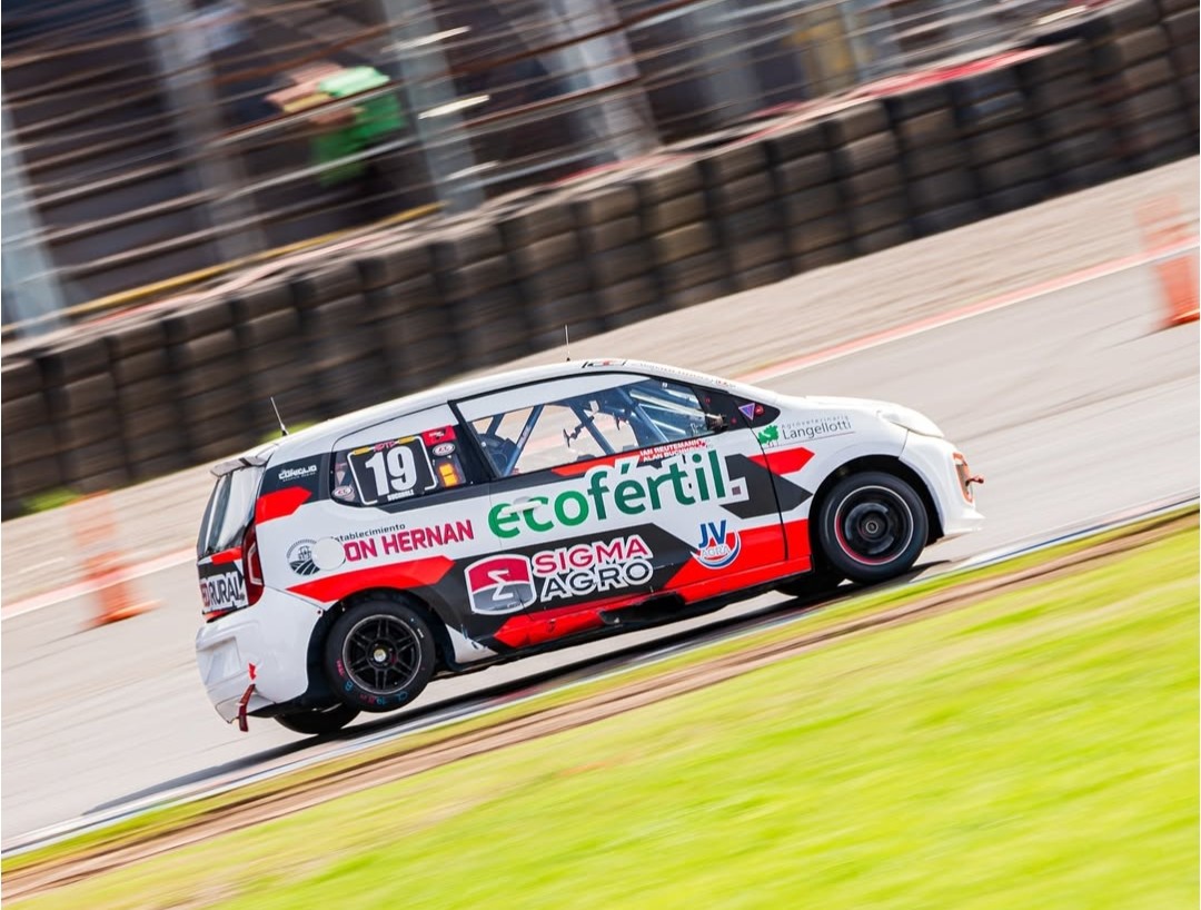 Un apellido de peso se suma al <a href="/TurismoPista/">Turismo Pista</a> 🚘

La fecha 3️⃣ en <a href="/CVEoficial/">Club de Volantes Entrerrianos Autodromo de paraná</a> tendrá a <a href="/IanReutemann/">Ian</a> con un VW Up en C2. En 2025 participó durante la Carrera de los 300 Pilotos 🏁

Con antecedentes en el TC Pista, TC Pick Up y Top Race, Ian regresa al automovilismo nacional 🚥