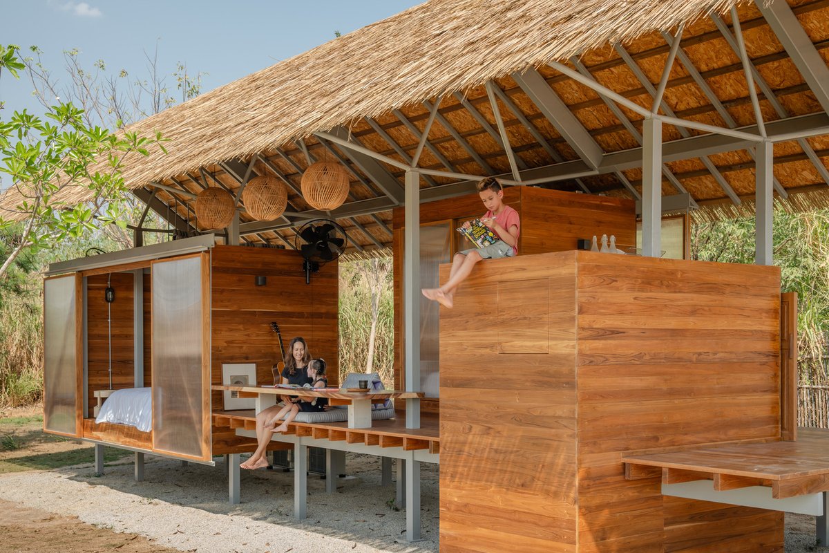 Inspirada en el espíritu de una casa en el árbol, Kid Cabin, esta cabaña de teca liviana reinterpreta la arquitectura tradicional tailandesa para abrazar la simplicidad, el juego y la conexión con la naturaleza. ow.ly/qvyu50VxBw9