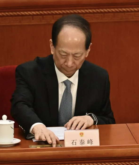 EpochTimes's tweet photo. 🚨🌏 Unprecedented Job Swaps of CCP Officials Indicate Xi Jinping’s Waning Power: Analysts

Two high-ranking Chinese Communist Party (CCP) officials have swapped their roles halfway through their five-year terms. 

🧵A THREAD