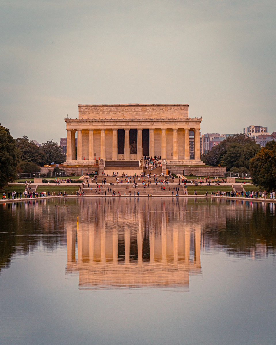 A view that never gets old. 🏛️ 🤩 

📍Lincoln Memorial

📸: romanscharinger / IG #Only1DC