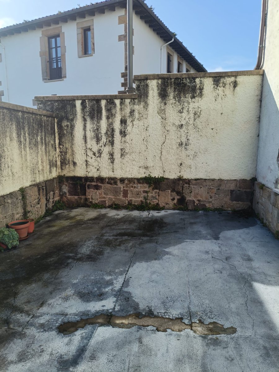 FORO_Colunga's tweet photo. ¡El Colegio Público de Lastres va, poco a poco, mejorando su imagen! 

🏫 Más colorido, más alegre y, lo más importante, mucho más limpio. Así luce ahora el patio de entrada al colegio. https://t.co/nGkCvb3Maf