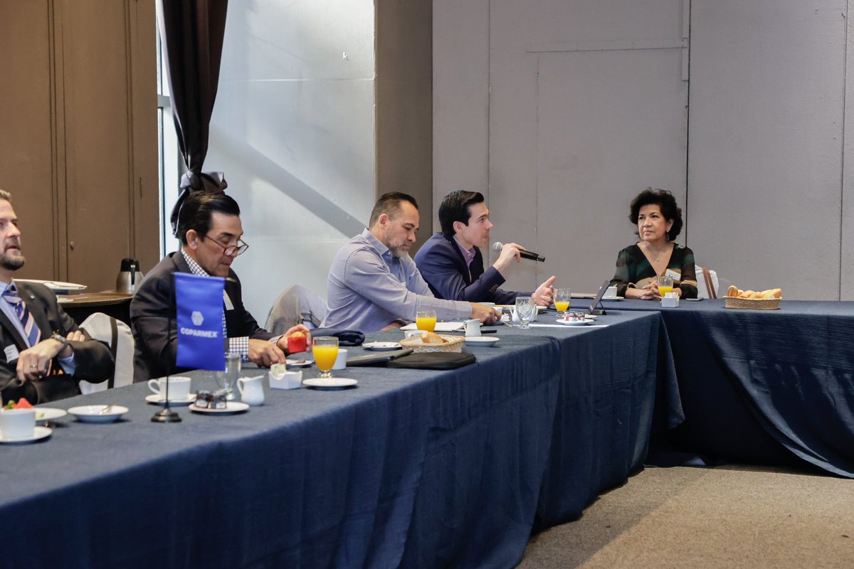 🔵 #JuntasNacionales | En la sesión de la Comisión Nacional Fiscal, presidida por <a href="/domingoruizl/">Domingo Ruiz López</a>, dialogamos sobre transparencia, rendición de cuentas y perspectivas económicas clave para el país. 💼📊

Contamos con la valiosa participación de <a href="/JavierHerreraMx/">Javier Herrera Borunda</a>, Presidente de la