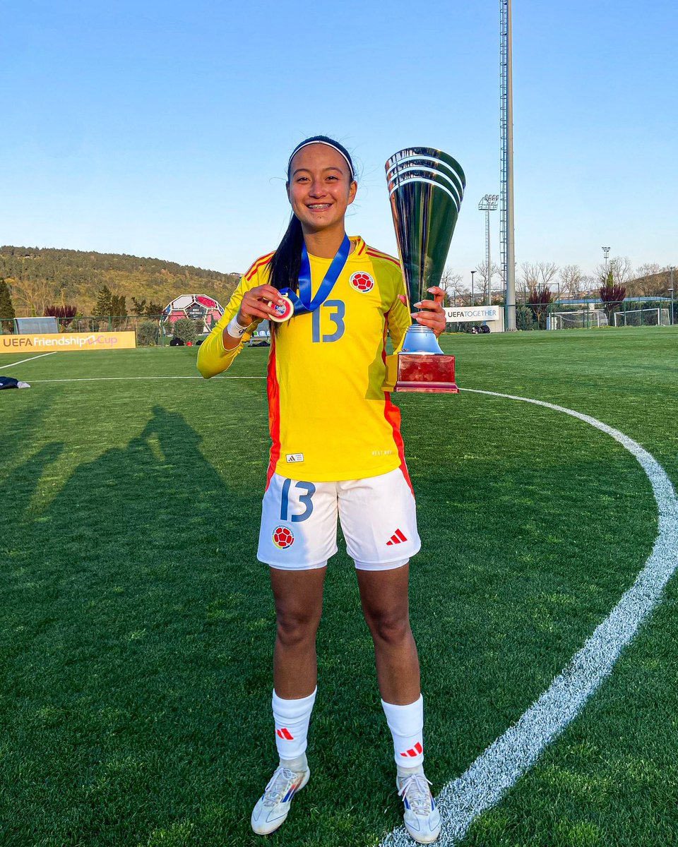 FCFSeleccionCol's tweet photo. 📸 ¡𝑭𝒊𝒆𝒔𝒕𝒂 𝒆𝒏 𝑻𝒖𝒓𝒒𝒖𝒊𝒂! 🇹🇷🤩

Así celebró nuestra Selección Colombia Femenina Sub 17 el título de la 𝐅𝐫𝐢𝐞𝐧𝐝𝐬𝐡𝐢𝐩 𝐂𝐮𝐩 𝐖𝐔𝟏𝟖🤗

Felicitaciones a todas nuestras jugadoras y a nuesto gran Cuerpo Técnico 🔛🫶

#LaSeleNosUne🇨🇴 https://t.co/5v0b6SebMS