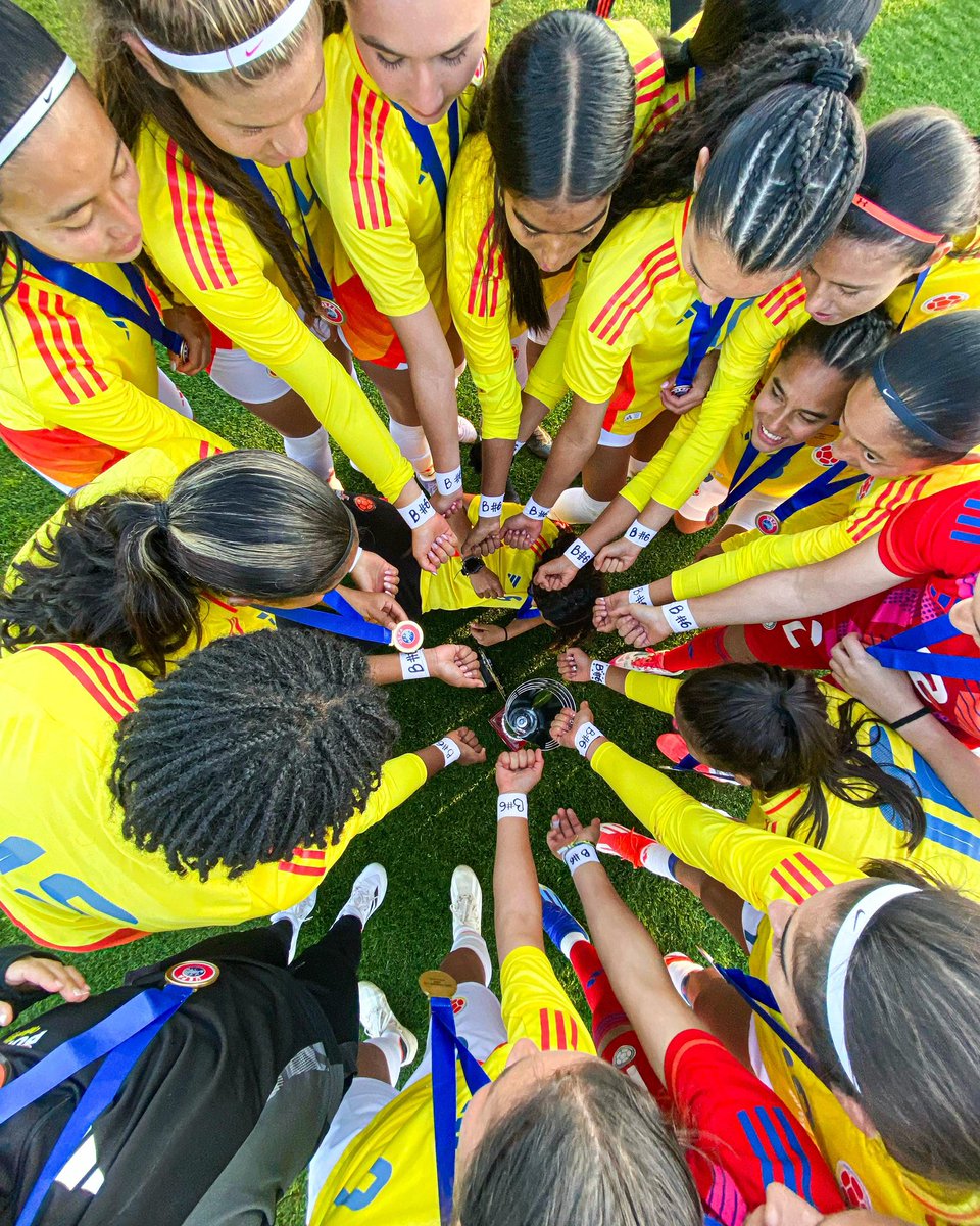 FCFSeleccionCol's tweet photo. 📸 ¡𝑭𝒊𝒆𝒔𝒕𝒂 𝒆𝒏 𝑻𝒖𝒓𝒒𝒖𝒊𝒂! 🇹🇷🤩

Así celebró nuestra Selección Colombia Femenina Sub 17 el título de la 𝐅𝐫𝐢𝐞𝐧𝐝𝐬𝐡𝐢𝐩 𝐂𝐮𝐩 𝐖𝐔𝟏𝟖🤗

Felicitaciones a todas nuestras jugadoras y a nuesto gran Cuerpo Técnico 🔛🫶

#LaSeleNosUne🇨🇴 https://t.co/5v0b6SebMS