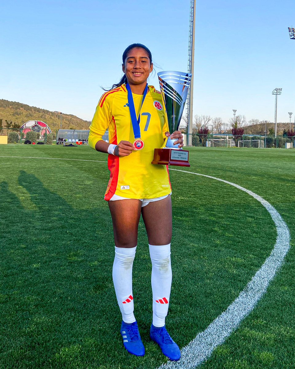 FCFSeleccionCol's tweet photo. 📸 ¡𝑭𝒊𝒆𝒔𝒕𝒂 𝒆𝒏 𝑻𝒖𝒓𝒒𝒖𝒊𝒂! 🇹🇷🤩

Así celebró nuestra Selección Colombia Femenina Sub 17 el título de la 𝐅𝐫𝐢𝐞𝐧𝐝𝐬𝐡𝐢𝐩 𝐂𝐮𝐩 𝐖𝐔𝟏𝟖🤗

Felicitaciones a todas nuestras jugadoras y a nuesto gran Cuerpo Técnico 🔛🫶

#LaSeleNosUne🇨🇴 https://t.co/5v0b6SebMS