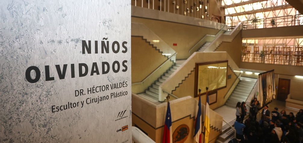 radio_festival's tweet photo. Doctor Héctor Valdés llegó al congreso: inauguró exposición “niños olvidados” y revivió pesadilla del Sename
➡️ https://t.co/G65Rv738ey https://t.co/BZsRpwX8Tc