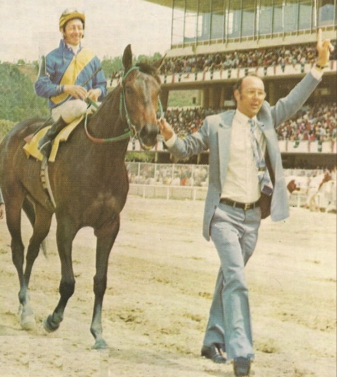 blindadosalas1's tweet image. #Hipismo #InMemoriam El 09/04/2024 falleció MANUEL MEDINA 🇻🇪 #ElNumberOne Uno de los personajes más carismáticos del hipismo nacional. Ganó 1.206 carreras en #LaRinconada y 538 en #USA Entrenador de TANIUS, EL ISIRO, AUROREÑO, THE IRON, MANTLE, LA GUACHA, PROVOCÓN, etc. QEPD 😞💔