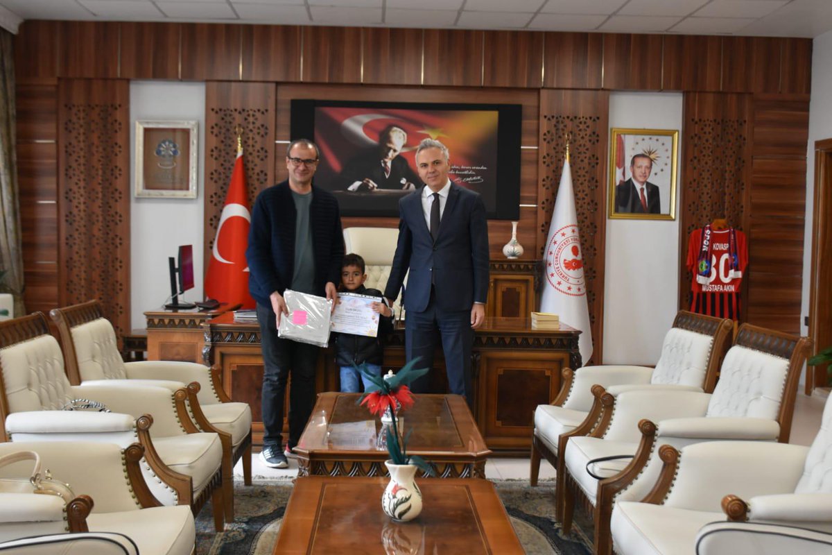 61.Kütüphane Haftası kapsamında İlçe Kaymakamımız Sn.Mustafa AKIN tarafından Kütüphanemizde en çok kitap okuyan "Yılın Okurları" kullanıcılarımıza makamında belge ve hediyeleri verildi.
<a href="/TCKulturTurizm/">T.C. Kültür ve Turizm Bakanlığı</a> 
<a href="/MehmetNuriErsoy/">Mehmet Nuri Ersoy</a> 
<a href="/HakkariValiligi/">T.C. HAKKARİ VALİLİĞİ</a> 
<a href="/alicelik_64/">Ali Çelik</a> 
<a href="/KTBKYGM/">KYGM</a> 
<a href="/idrisagacanoglu/">İdris Ağacanoğlu🇹🇷</a>