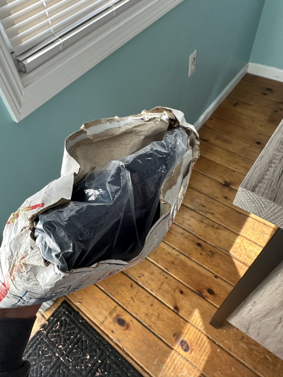 SFalconi's tweet photo. Shout out to @USPS for delivering my package already opened, so I didn’t have to. That’s some unparalleled customer service. 🙄 https://t.co/rrzW4AItgZ
