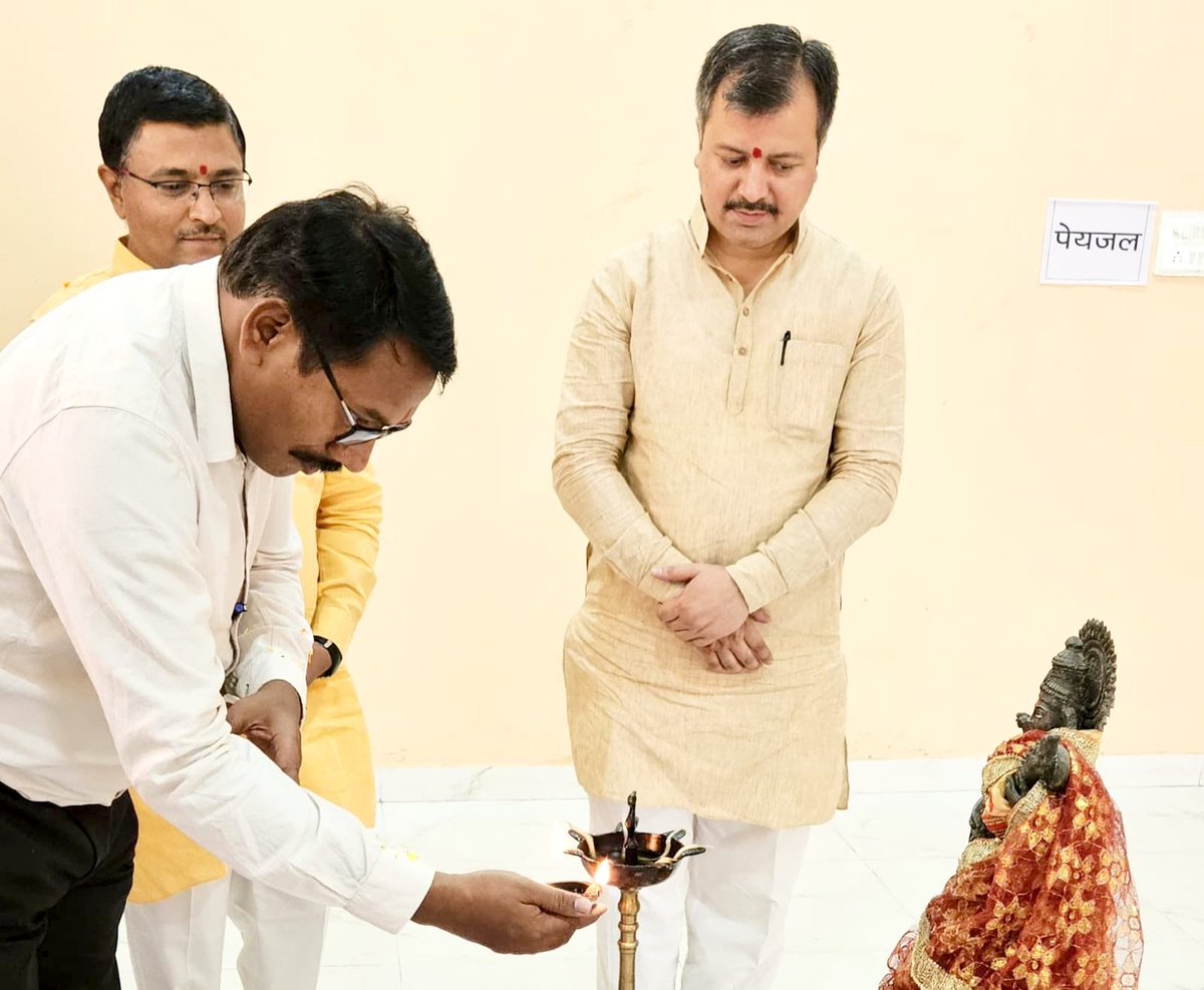 ABVPVoice's tweet photo. छतीसगढ़ के रायपुर में आयोजित होने वाली अभाविप की राष्ट्रीय कार्यकारिणी बैठक के निमित्त कार्यालय उद्घाटन किया गया और व्यवस्था के विभिन्न गटो की बैठक संपन्न हुई।

इसमें मुख्य रूप से अभाविप के राष्ट्रीय संगठन मंत्री श्री @AshishSainram, राष्ट्रीय उपाध्यक्ष डॉ. आशुतोष मंडावी एवं मध्य क्षेत्र के क्षेत्रीय संगठन मंत्री श्री @ChetasSukhadia उपस्थित रहे।

#ABVPNECRaipur