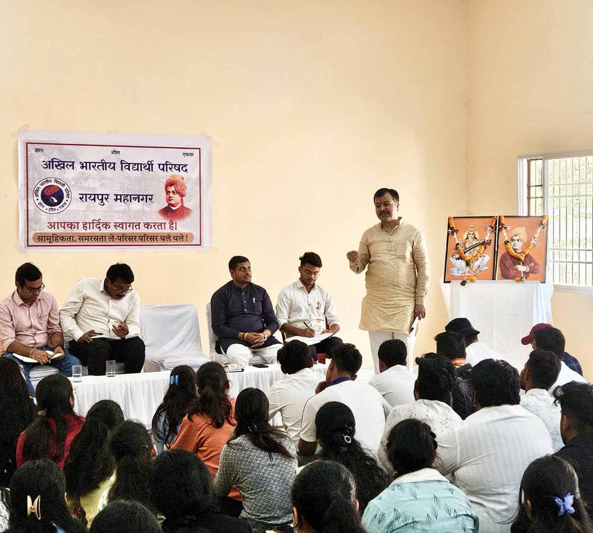 ABVPVoice's tweet photo. छतीसगढ़ के रायपुर में आयोजित होने वाली अभाविप की राष्ट्रीय कार्यकारिणी बैठक के निमित्त कार्यालय उद्घाटन किया गया और व्यवस्था के विभिन्न गटो की बैठक संपन्न हुई।

इसमें मुख्य रूप से अभाविप के राष्ट्रीय संगठन मंत्री श्री @AshishSainram, राष्ट्रीय उपाध्यक्ष डॉ. आशुतोष मंडावी एवं मध्य क्षेत्र के क्षेत्रीय संगठन मंत्री श्री @ChetasSukhadia उपस्थित रहे।

#ABVPNECRaipur