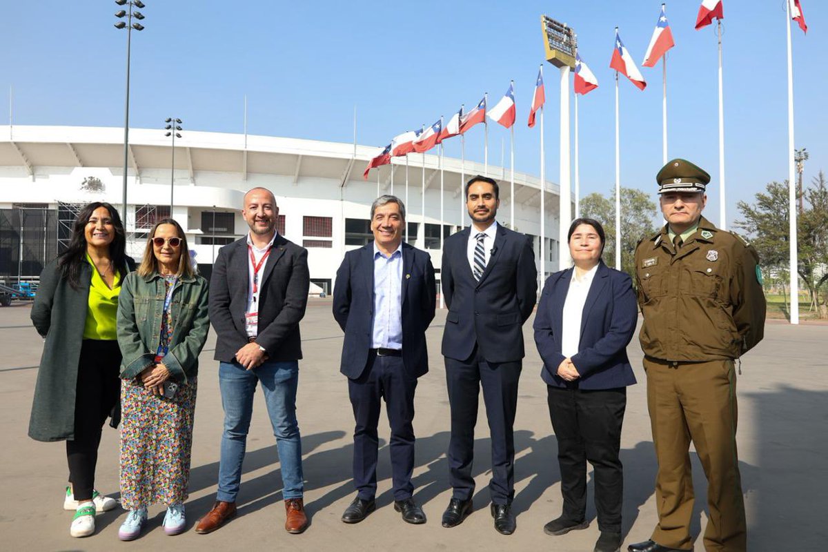 EstadioSeguroCL's tweet photo. ⚽️🏟️ Autoridades presentaron plan de seguridad y transporte público para el Superclásico 

Este domingo se enfrentan Universidad de Chile y Colo Colo por la séptima fecha de la Liga de Primera en el Estadio Nacional. El recinto, que recibirá sólo público local, está autorizado para contar con un aforo de 45 mil espectadores. 

En la visita al recinto estuvieron presentes la jefa del Departamento Estadio Seguro, Pamela Venegas; el delegado presidencial, Gonzalo Durán; el seremi de Seguridad Pública, Jaime Fuentes; la Directora del Transporte Público Metropolitano, Paola Tapia; el coronel de Carabineros, Cristian Vera; y el subgerente de líneas automáticas del Metro de Santiago, Fernando Troncoso.