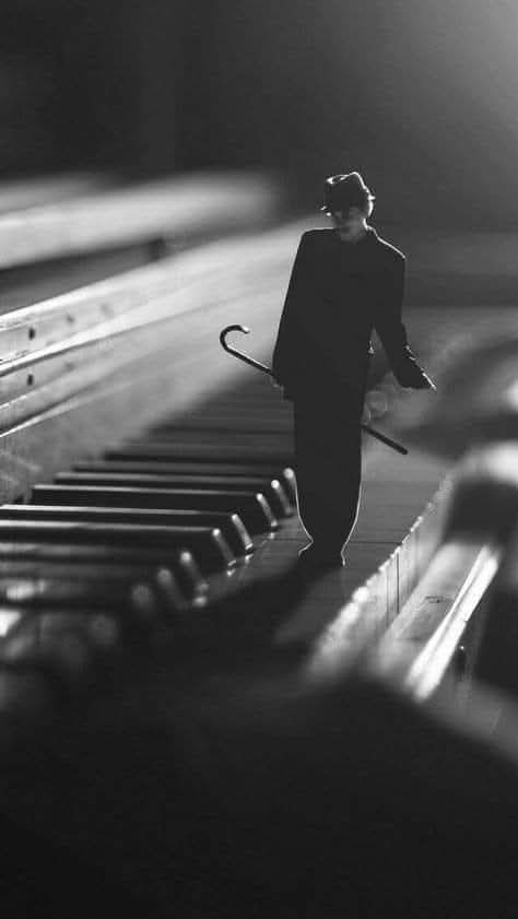 إلى كل الذين نسوا مواعيد عودتهم ..
وإلى كل الغائبين الذين يعرفون كيف يسلكون طرق النسيان ..
إلى كل الذين أحببناهم عُمراً
ولم يحبونا يوما 
إلى الذين أطعمونا رغيف الحب المثخن بالخداع
سيأتي يوم وتحبونا ولن نحبكم !