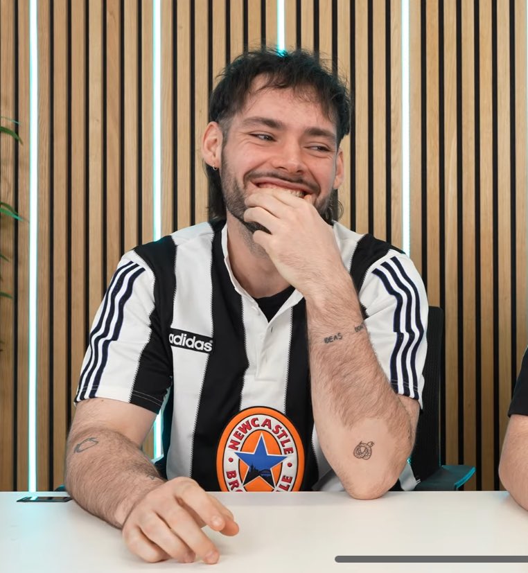 kitastrophics's tweet image. anyone else giggle when they see james' bald spot after he gets a tattoo