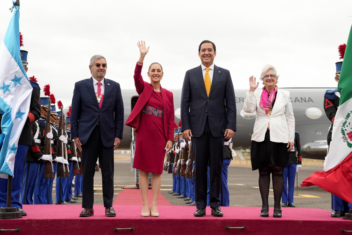 NacionNortena's tweet photo. La presidenta Claudia Sheinbaum llegó a #Tegucigalpa, Honduras 🇭🇳, para asistir a la IX Cumbre de la Comunidad de Estados Latinoamericanos y Caribeños (#Celac); fue recibida por el secretario privado de la presidenta Xiomara Castro Sarmiento, Héctor Manuel Zelaya Castro. https://t.co/yVR95O9aaD