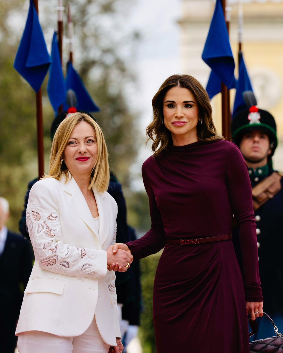 GiorgiaMeloni's tweet photo. Oggi ho incontrato Sua Maestà la Regina Rania di Giordania. Il colloquio ha evidenziato l’eccellente cooperazione bilaterale tra Italia e Giordania, incluso nei settori dell’istruzione e della tutela della famiglia e dell’infanzia, rispetto ai quali la Regina Rania ha avviato numerose iniziative a livello nazionale e globale.

Nel corso del bilaterale abbiamo inoltre avviato un approfondito scambio sulla situazione umanitaria a Gaza, valorizzando l’importante cooperazione già esistente tra le nostre Nazioni per portare assistenza alla popolazione civile, in particolare attraverso le iniziative Food for Gaza e Sky Hope.