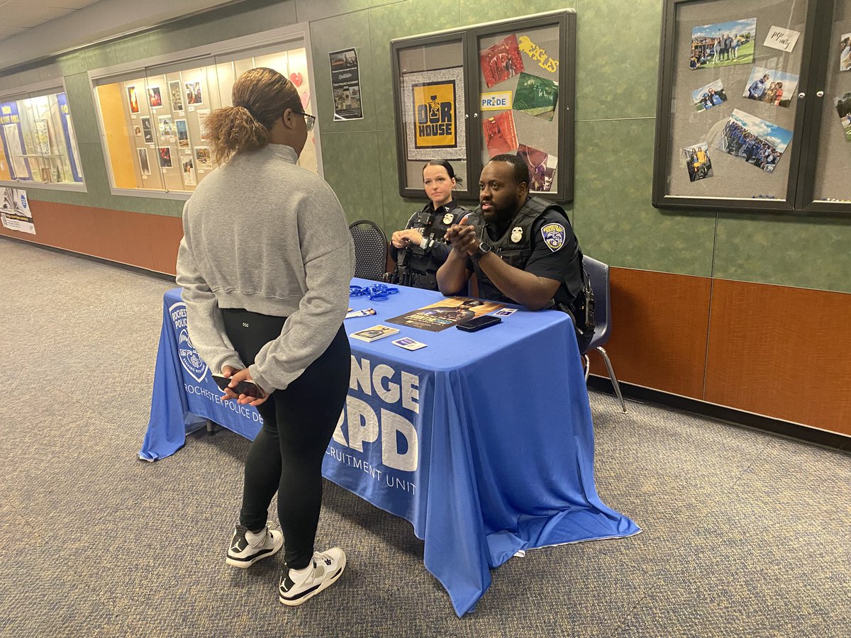 ihscareercenter's tweet photo. Future Friday with Rochester Police Department #internprogram #rochesterpolicedepartment @WestIrondequoit @IrondequoitHS https://t.co/LillfoVwaI