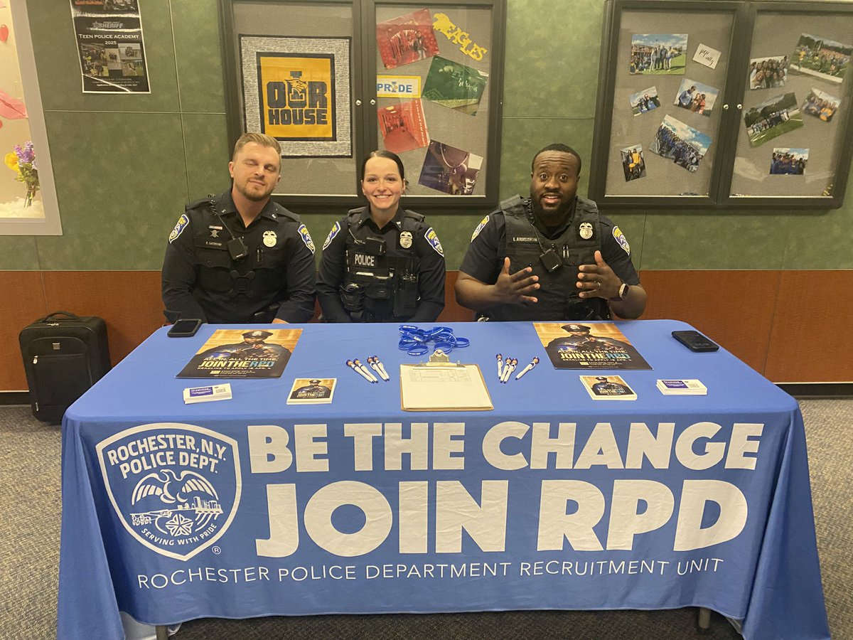 ihscareercenter's tweet photo. Future Friday with Rochester Police Department #internprogram #rochesterpolicedepartment @WestIrondequoit @IrondequoitHS https://t.co/LillfoVwaI