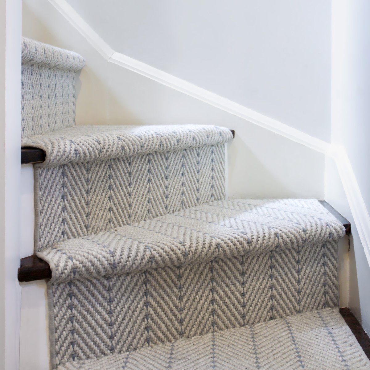 stantondesignco's tweet photo. Can't decide between a stripe and chevron? Why not have both with Angola!

View all available colors: https://t.co/WySkHBXUZC 

@riversedgedesign #stantoncarpet #carpetrunner #carpetlove #luxurycarpet #interiordesign #stairrunner #staircase #luxurydesign #staircasedesign https://t.co/HGB3qUDUqi