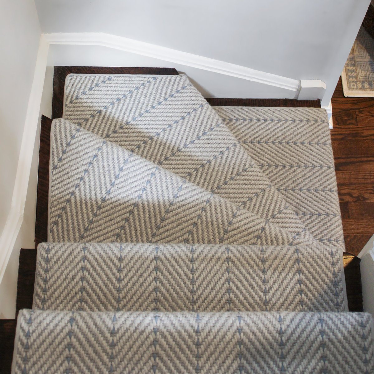 stantondesignco's tweet photo. Can't decide between a stripe and chevron? Why not have both with Angola!

View all available colors: https://t.co/WySkHBXUZC 

@riversedgedesign #stantoncarpet #carpetrunner #carpetlove #luxurycarpet #interiordesign #stairrunner #staircase #luxurydesign #staircasedesign https://t.co/HGB3qUDUqi