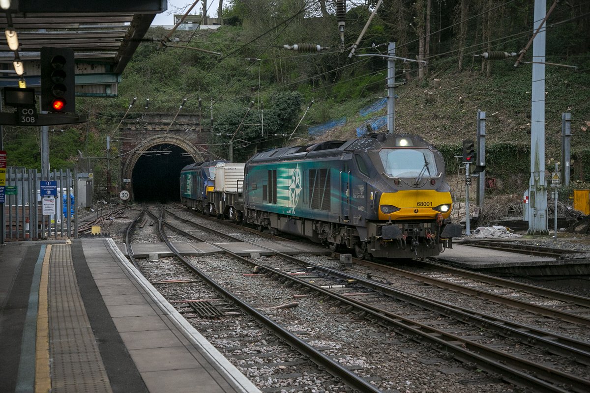 kwpartlow's tweet image. DRS Class 68 No.68001 Evolution with No.68016 Fearless on the rear arrive at Ipswich with 6L70 01:02 Crewe Coal Sdgs-Sizewell with one flask wagon  9th April 2025.#Ipswich #Class68 #Nuclearflask