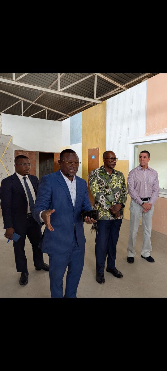 Le DG de la #BB_Lome, dont la vision est d'appuyer la #formation #professionnelle au #Togo, à travers un cadre partenarial bénéfique, a visité les #IFAD, #AED, ce jr.
Très impressionné, il a félicité les efforts du Gouvernement pour ce projet innovant à l'endroit de la jeunesse.