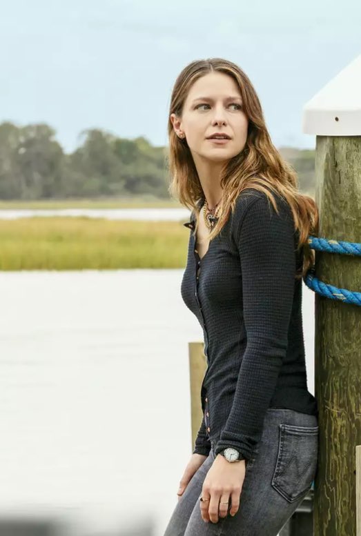 SHESLEIGH's tweet photo. FINALLY MELISSA BENOIST IN THE WATERFONT !!! SHE LOOKS SOO GOOD https://t.co/2TcREc6oU7