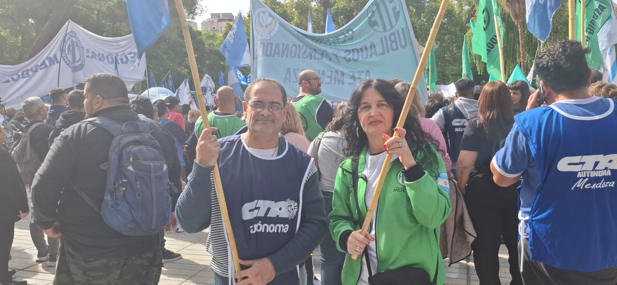 ate_mendoza's tweet photo. Desde nuestro gremio y central obrera, acompañamos la lucha de los compañeros jubilados. 
 @RobertoMacho2 Secr Gral de ATE Mza, @AdrianaIranzo1 Secr Adjunta de ATE y CTA Autónoma Mza, y Mónica Barrientos, Presidenta del Centro de Jubilados y Pensionados #sosestatal #somosate https://t.co/F2PlW1IQ1z