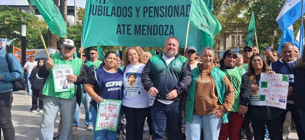 ate_mendoza's tweet photo. Desde nuestro gremio y central obrera, acompañamos la lucha de los compañeros jubilados. 
 @RobertoMacho2 Secr Gral de ATE Mza, @AdrianaIranzo1 Secr Adjunta de ATE y CTA Autónoma Mza, y Mónica Barrientos, Presidenta del Centro de Jubilados y Pensionados #sosestatal #somosate https://t.co/F2PlW1IQ1z