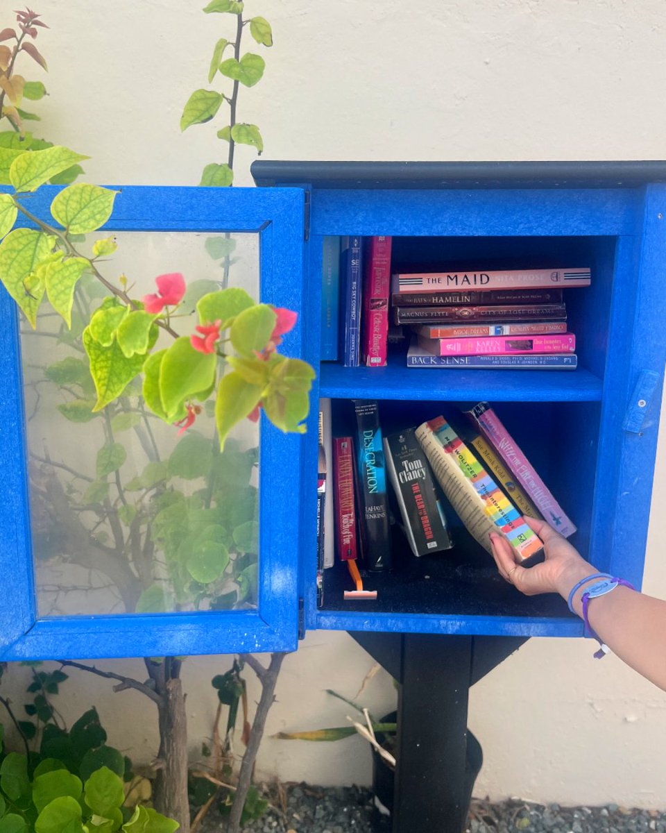 DiviResorts's tweet image. Did you know that just 6 minutes of reading can reduce stress by up to 68%? 

At our resorts we have Little Free Libraries that are stocked with great reads for all ages. Take one, leave one, and share the joy of reading.

#LibraryWeek #WellnessWednesday