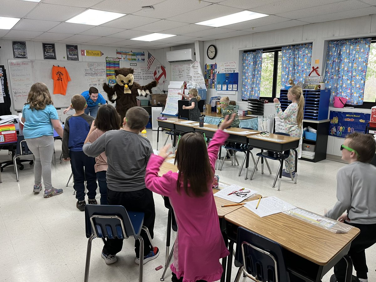 BelgradeStBank's tweet photo. We had such a blast today at Richwoods R-7 Wildcats for Teach Kids to Save! 😎🦉💰

#TeachChildrenToSave #FinancialLiteracyMonth #TCTS #TheOtherLiteracy #CoolOwlKids https://t.co/4g7D0UB6g4