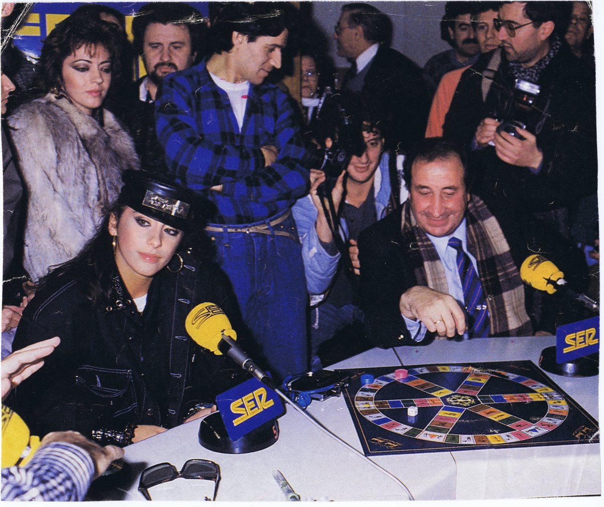 Jesús Gil y Gil jugando al Trivial Pursuit con Sabrina Salerno. ¿Por qué no?

Y sin IA