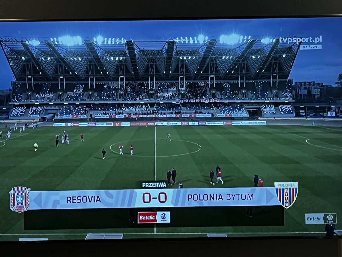 officialTThater's tweet photo. Srogo kurrew z @cwksresoviapl nabite. Będzie koło 4k.
Do kurew co się prują, wiem, zdjęcie z przerwy. Dokładnie 8 sekund po ostatnim gwizdku… niech będzie, że pozostale 3k ludzi już ogląda swoje stulejki pod trybuną przy Yerba mate https://t.co/LKnqplbXz1