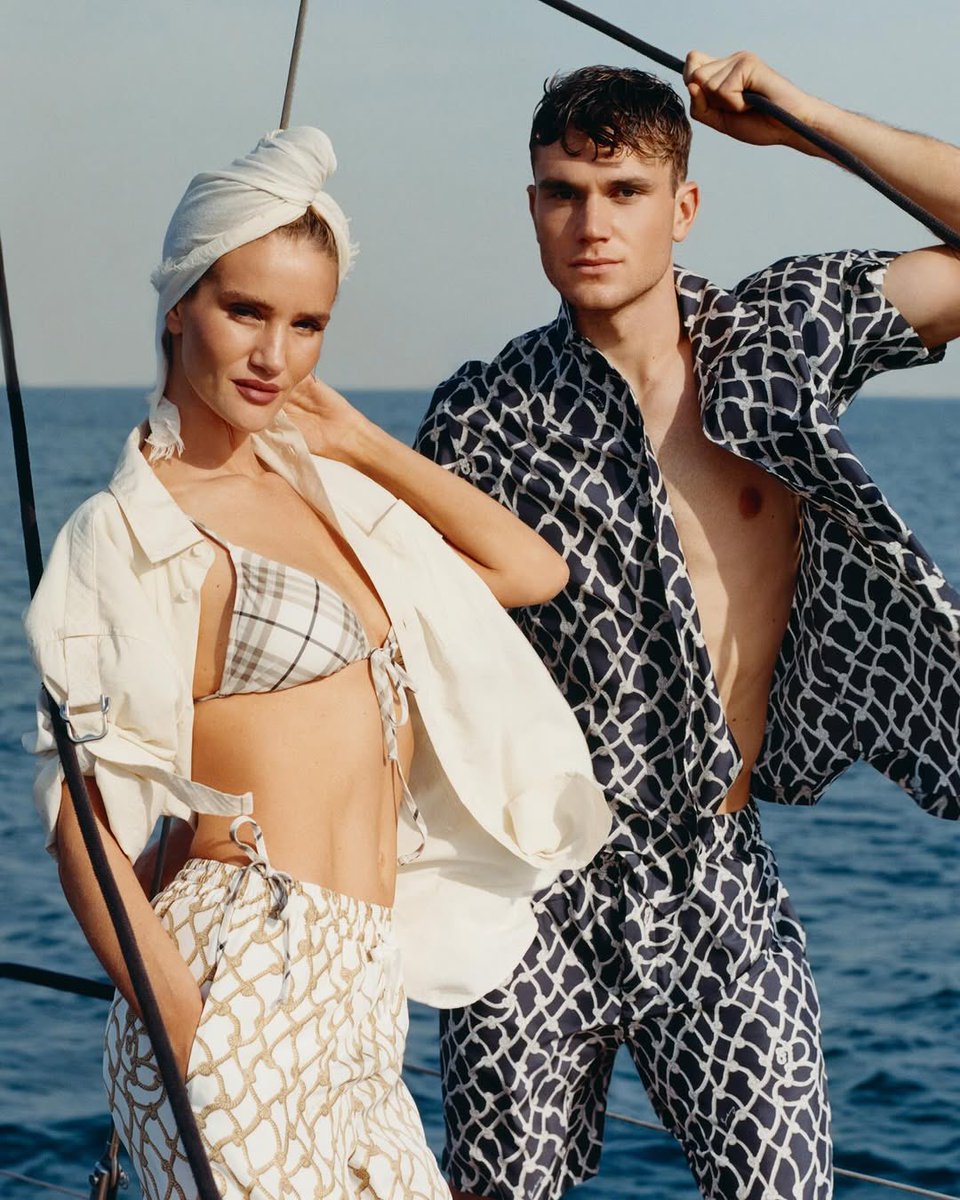 simonsaysdrip's tweet image. Burberry’s High Summer 2025 campaign channels peak British summer vibes, starring Rosie Huntington-Whiteley, Jack Draper, Alva Claire &amp;amp; Babacar N'Doye. Daniel Lee captures “the joy of the British at play.”
Somerset &amp;amp; Ibiza takeovers incoming. #BurberryHighSummer #BritishStyle