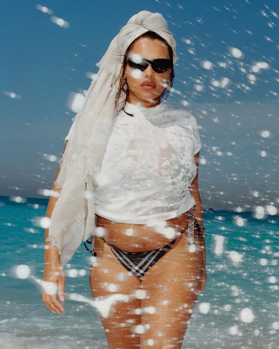 simonsaysdrip's tweet image. Burberry’s High Summer 2025 campaign channels peak British summer vibes, starring Rosie Huntington-Whiteley, Jack Draper, Alva Claire &amp;amp; Babacar N'Doye. Daniel Lee captures “the joy of the British at play.”
Somerset &amp;amp; Ibiza takeovers incoming. #BurberryHighSummer #BritishStyle