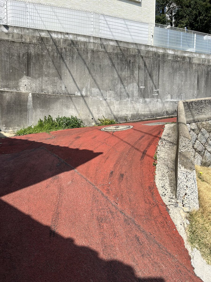 inouesingo's tweet photo. 車がつかえてしまうと相談があり、現地へ。坂のヘアピンカーブです。滑り止めをしたり、看板を設置したり改善はしてますが、どうしたらいいでしょうか💦 https://t.co/YCqjjbQmm6