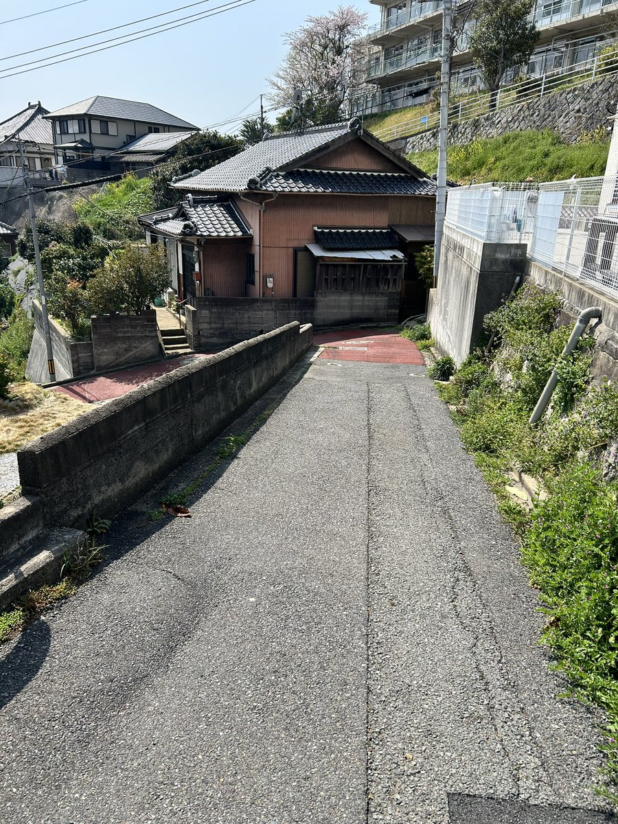 inouesingo's tweet photo. 車がつかえてしまうと相談があり、現地へ。坂のヘアピンカーブです。滑り止めをしたり、看板を設置したり改善はしてますが、どうしたらいいでしょうか💦 https://t.co/YCqjjbQmm6