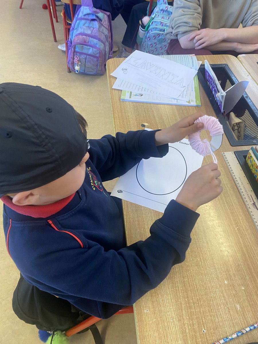 MsJacksonsClas1's tweet photo. We learned how to make a Pom Pom! https://t.co/hZDhj7Nsfj