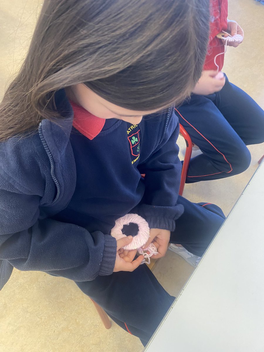 MsJacksonsClas1's tweet photo. We learned how to make a Pom Pom! https://t.co/hZDhj7Nsfj