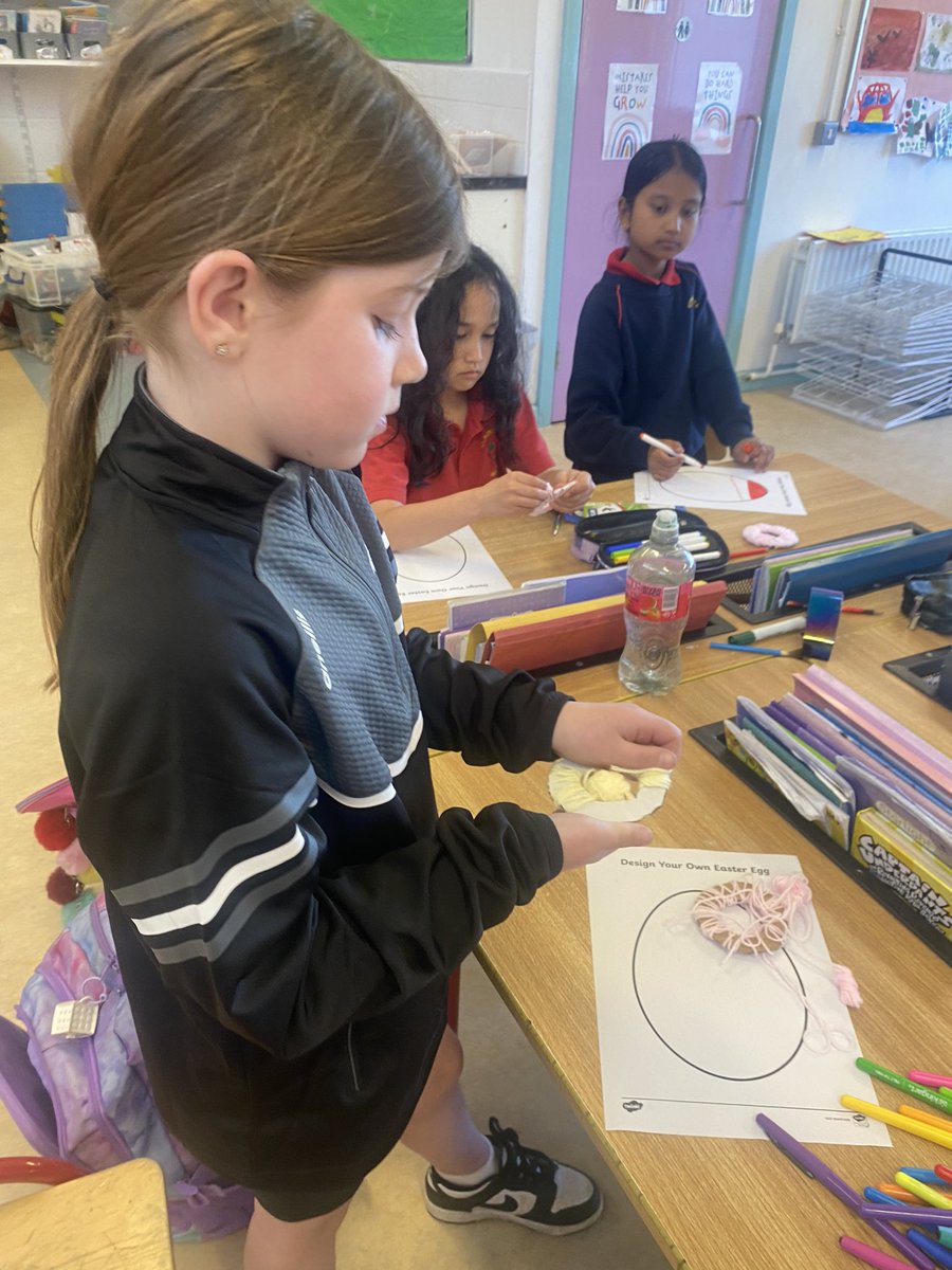 MsJacksonsClas1's tweet photo. We learned how to make a Pom Pom! https://t.co/hZDhj7Nsfj