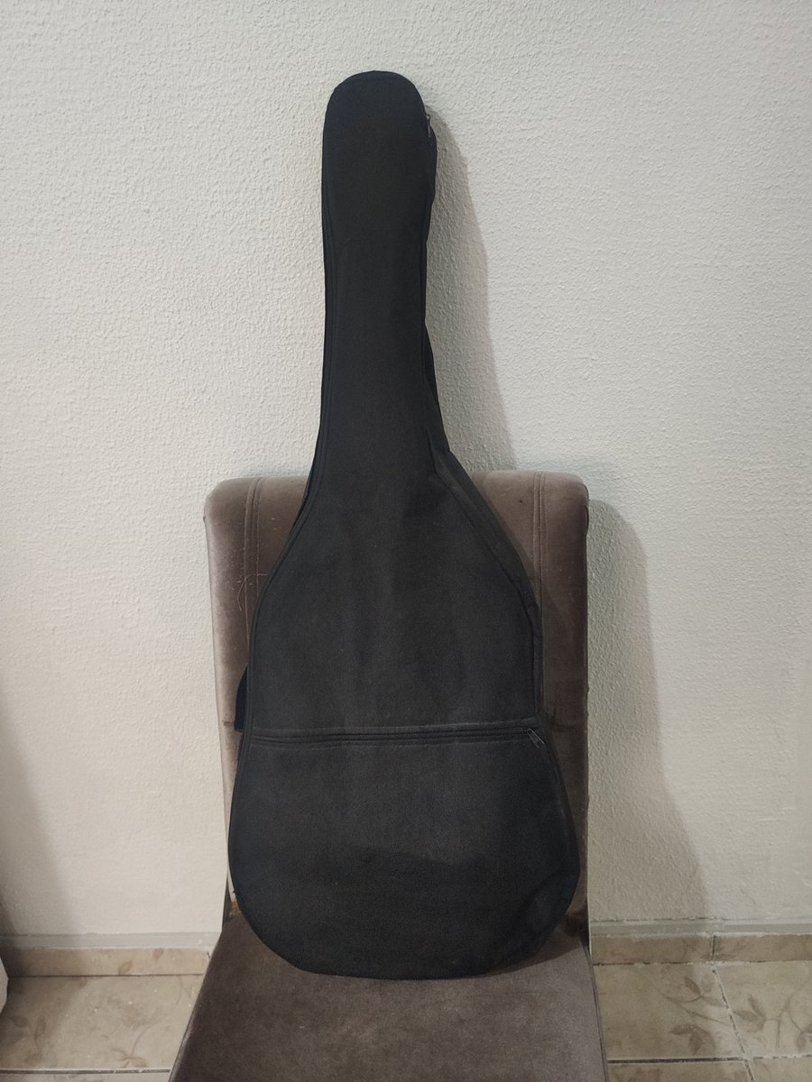 llimalf's tweet photo. Esse é o violão. Novo com cordas novas. Que ajudar e ainda se inteirar no mundo da música. @tiagosantineli da uma força nessa reta final ??? https://t.co/wKkb1rQPbu