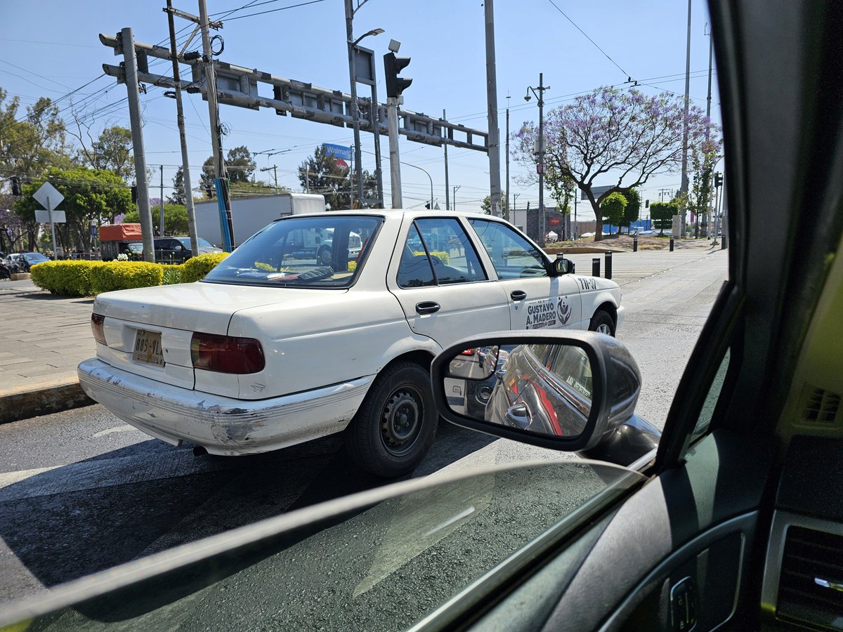 _Alpha_9_'s tweet photo. Entonces solo por que traes una carcacha de la alcaldía @TuAlcaldiaGAM puedes circular sobre el carril del @MetrobusCDMX ? @yancolozano https://t.co/oQXEpC1tPP