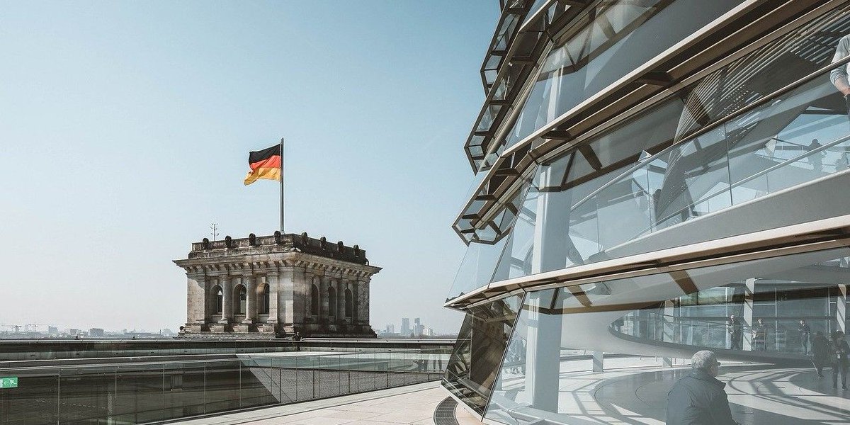 Koalitionsvertrag: E-Mobilität in der Warteschleife
Der VDIK hat sich vom Koalitionsvertrag von CDU, CSU und SPD mehr konkrete und  direkte Impulse für die Elektromobilität erhofft. Der gewünschte Ruck  wird nicht unmittelbar einsetzen. 
vdik.de/2025/koalition…