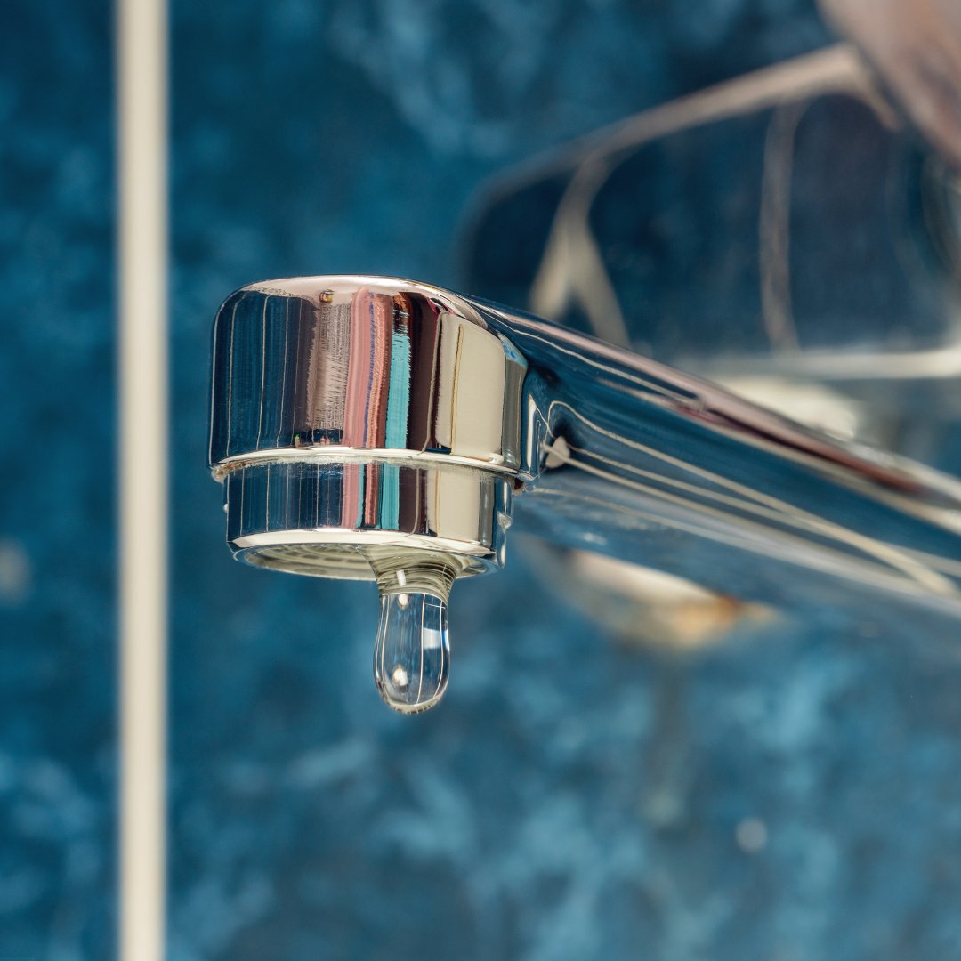 Your bathroom's leaky faucet isn’t a suggestion! ⚠️🔧 Procrastination = $$$. Stop the damage—today. #NoMoreIgnoring #FixItNow 💧🚿