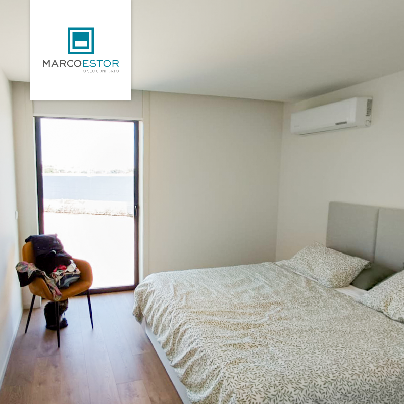 Se gosta de um ambiente moderno e cheio de estilo, os cortinados em onda são aquela escolha sem erro! O tecido assenta na perfeição, sem dobras estranhas, sempre alinhado e com um toque de sofisticação que faz toda a diferença.