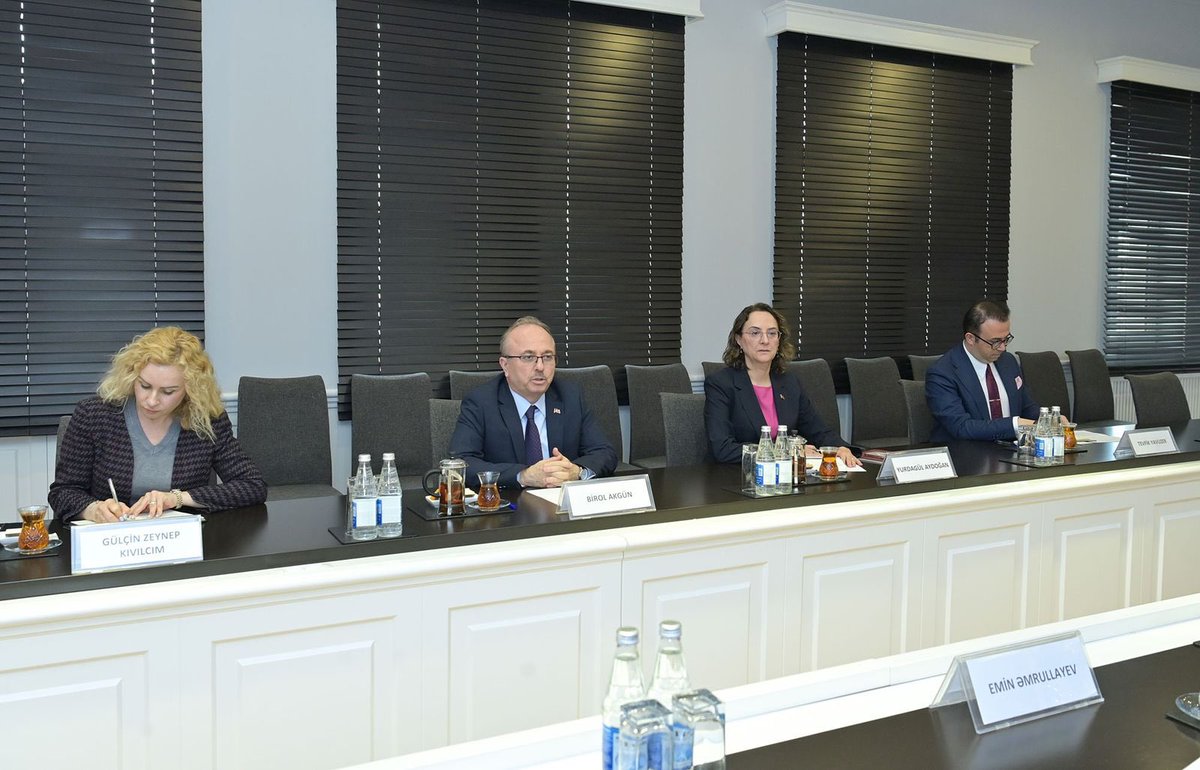 TC_BakuBE's tweet photo. Büyükelçimiz @Birol_Akgun, Azerbaycan Bilim ve Eğitim Bakanı Emin Emrullayev’e bir ziyarette bulunmuştur. 

Görüşmede, ülkelerimiz arasında eğitim alanındaki muhtelif konular ele alınmıştır. https://t.co/KwBvJaq9AY