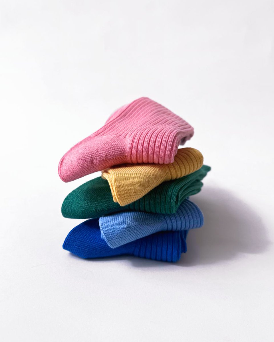 tabio_usa's tweet photo. Add a pop of color to your outfit with our vibrant socks—the perfect men's accessory to elevate any look!🌈

#Tabio #socks #ootd #springfashion https://t.co/pjyguVIYGG
