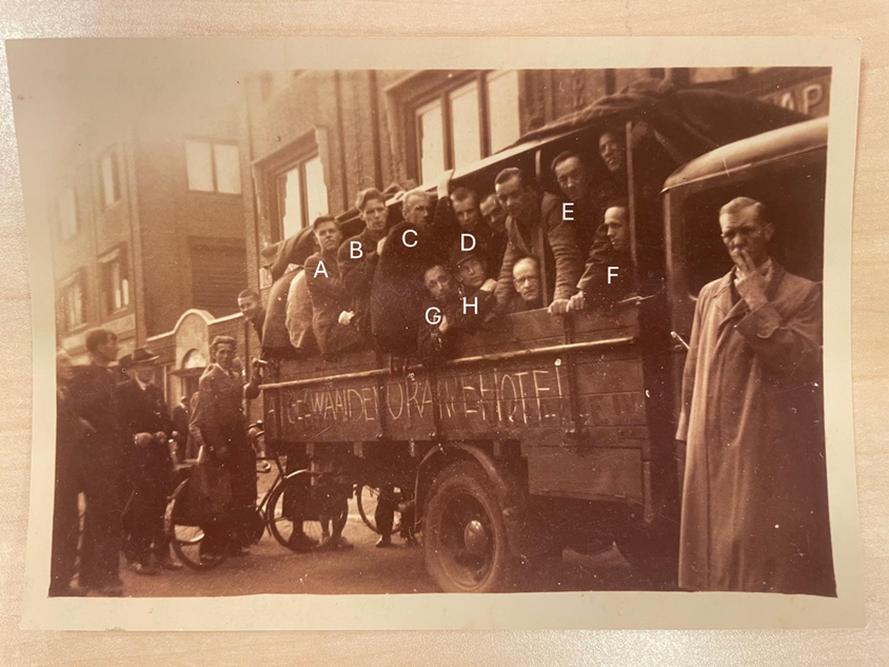 Wie herkent de laatste gevangenen van het Oranjehotel? <a href="/NMOranjehotel/">Nationaal Monument Oranjehotel</a> is op zoek naar de namen van een groep mannen die op een unieke foto staan afgebeeld. Het betreft de laatste gevangenen uit het Oranjehotel.

tracesofwar.nl/news/13183/Wie…