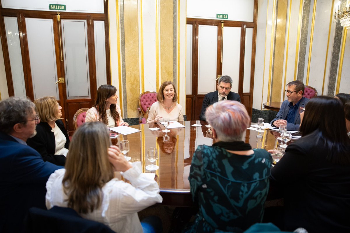F_Armengol's tweet photo. Escuchamos las necesidades de las personas con el síndrome de Asperger gracias a la @Asperger_Espana 

Actualmente casi 500.000 personas padecen TEA en España, de las cuales hasta un 25% sufren Asperger.

Es nuestro deber hacer una inclusión social plena y hacerles la vida más fácil.