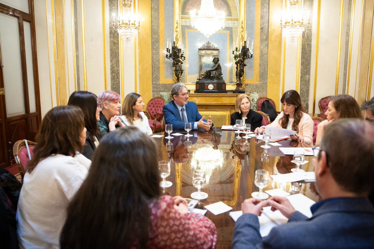 F_Armengol's tweet photo. Escuchamos las necesidades de las personas con el síndrome de Asperger gracias a la @Asperger_Espana 

Actualmente casi 500.000 personas padecen TEA en España, de las cuales hasta un 25% sufren Asperger.

Es nuestro deber hacer una inclusión social plena y hacerles la vida más fácil.